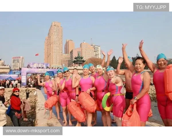 湖南冬泳赛女子畅游组“水中金花”奋力前行，观众呐喊驱散寒意。