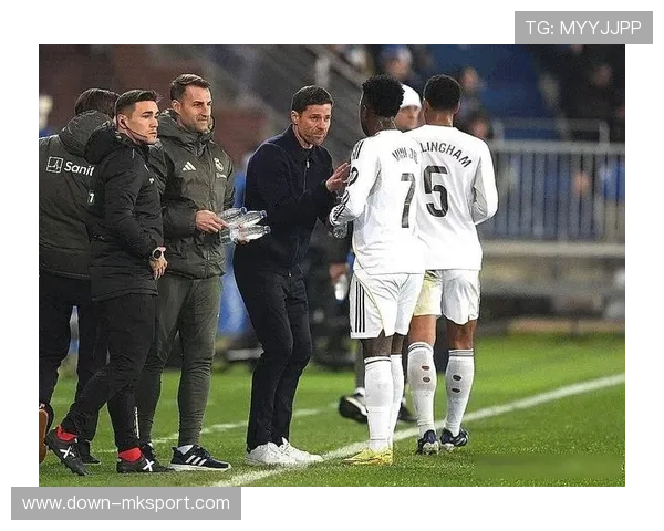 皇马备战西超杯，阿隆索试验三后卫体系