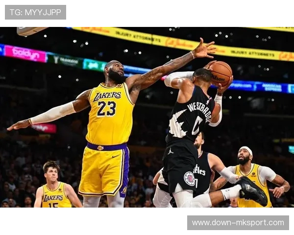 里夫斯成湖人可靠帮手，詹姆斯赛后拥抱致谢