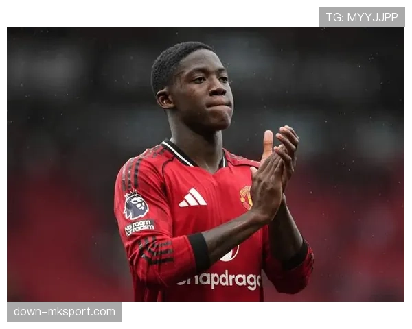 官方确认：曼联与青训中场梅努续约至2030年